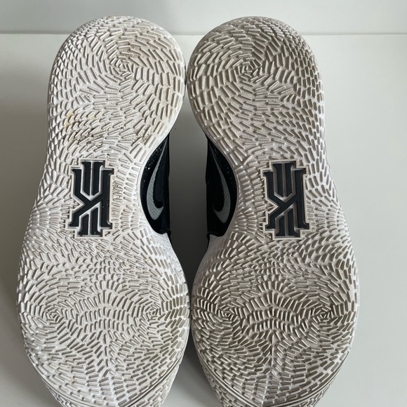 Nike Kyrie Low 2 Black/Metallic Silver - Picture 6 of 8